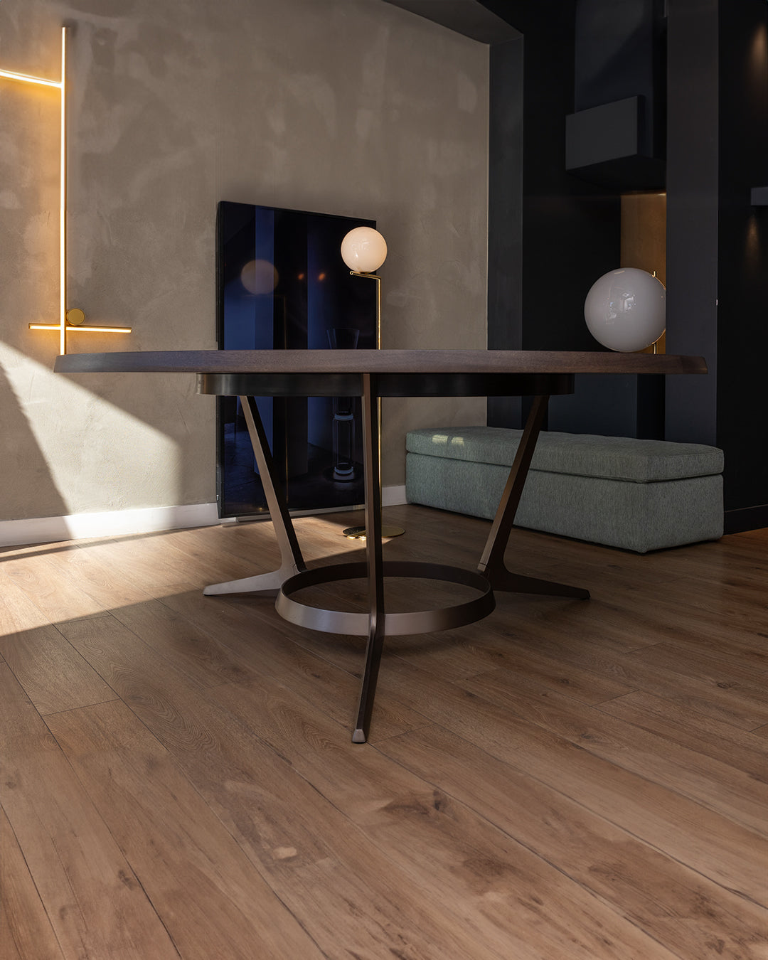 Tavolo tondo con elemento centrale girevole in marmo modello Astrum -Maxalto